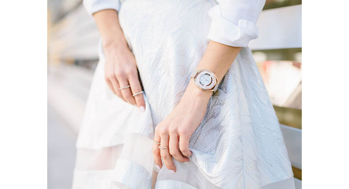 Đồng hồ đeo tay cho bạn nữ có phong cách nhẹ nhàng, nữ tính