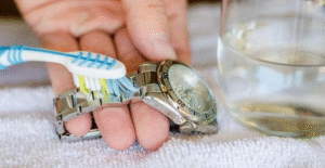 Bí kíp làm sạch vết gỉ sét đồng hồ cực hiệu quả