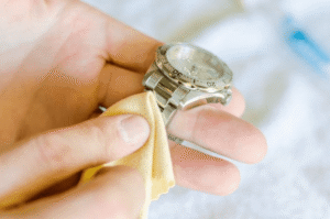 Nguyên nhân khiến đồng hồ bị vô nước, bị hấp hơi nước và cách xử lý